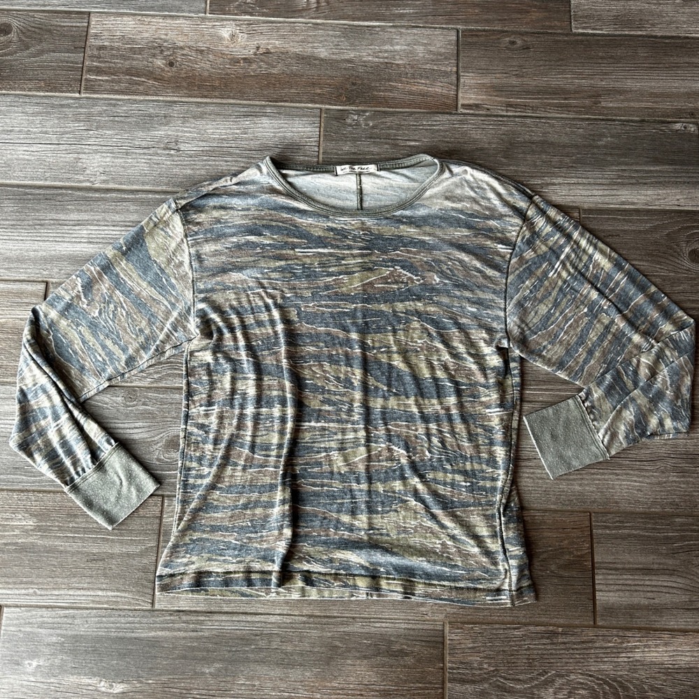 WE THE FREE Women's Small Camo Long Sleeve Crew Neck T-Shirt Top Made‎ in Peru